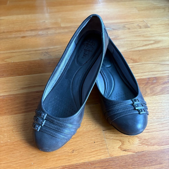 Life Stride Grey Low Wedges with Buckle Accents Size 8M - Picture 1 of 6
